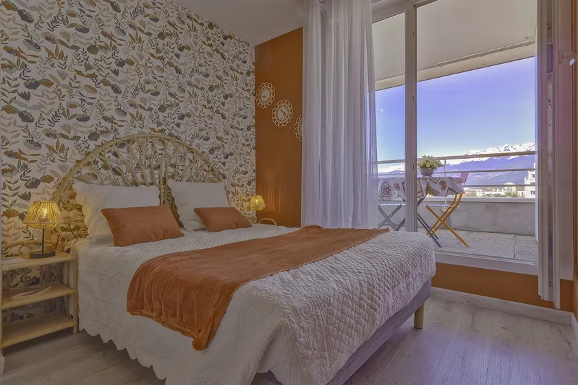 Charming one-bedroom apartment, balcony, air conditioning, free parking - Image 1