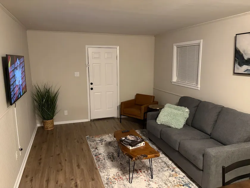 3 Beds/Workstation/Sofa Bed/Smart TVs - Image 1