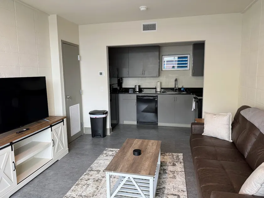 Downtown and Centrally Located - Clean and Safe - Image 1