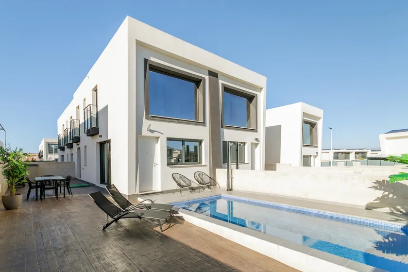 Private pool | parking | barbecue | 15 min airport - Image 1