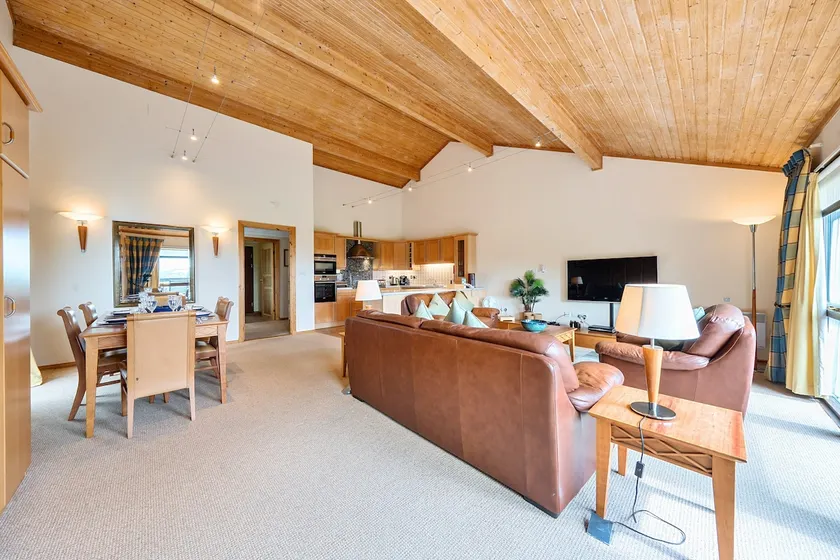 Tranquil 2-Bedroom Woodland Lodge, sleeps 6 - Image 1