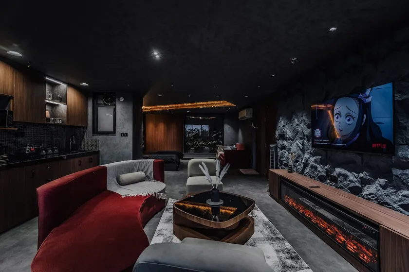 Luxury Private Suite with Jacuzzi and Fireplace - Image 1