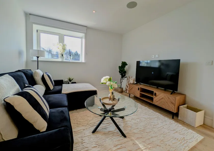 Luxury Apartment - West Wimbledon with Cinema & Game Room, Gym, Parking - Image 1