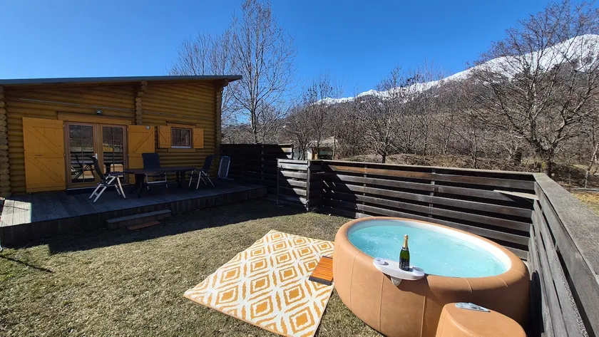 75 m2 log cabin with private jacuzzi and mountain view - Image 1