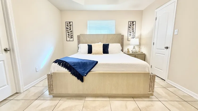 Modern Pharr Retreat Near La Plaza Mall - Image 1