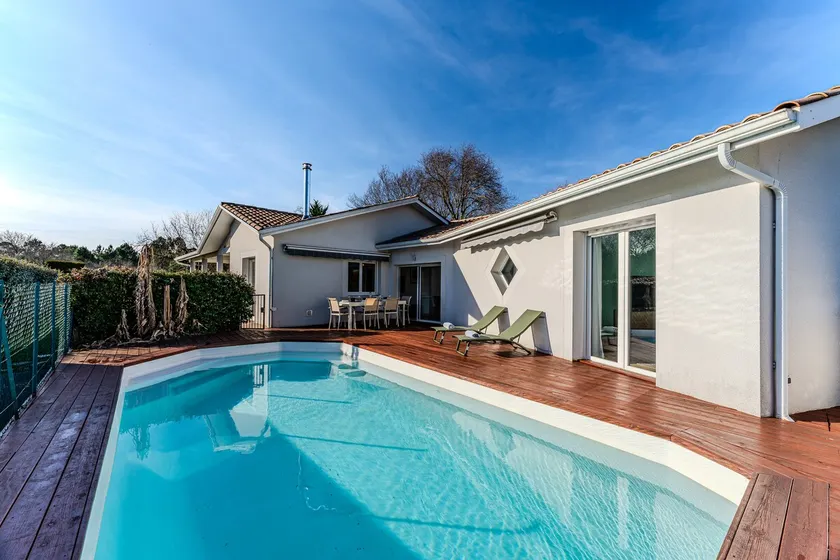 Villa with private pool, garden & wood-burning stove - Image 1