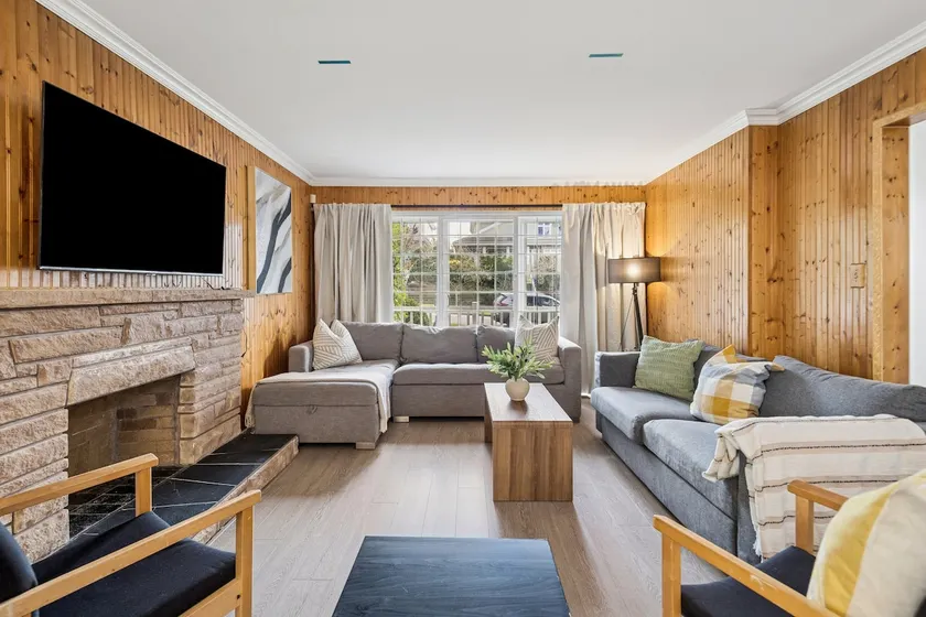 Vancouver 4-Bed Home Near Airport, Sleeps 10 - Image 1