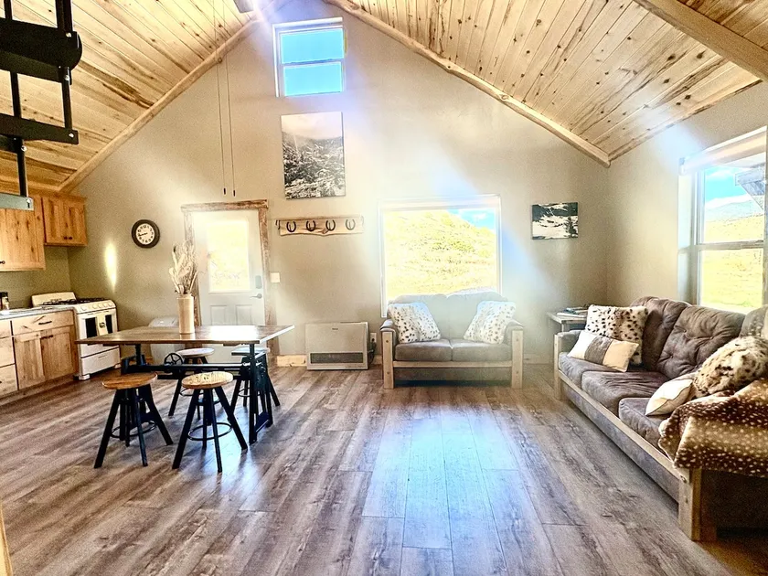 Modern Rustic Mountain Escape at Cat Creek Retreat - Image 1