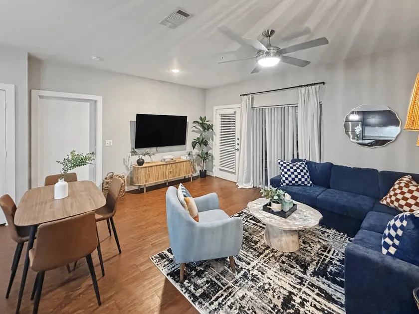 2B2B-Elevator, Pool, Gym, Dog Park, Parking & More - Image 1