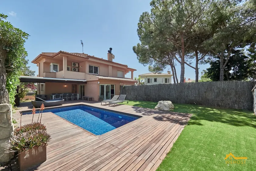 House with Private Pool, BBQ and Games Room - Image 1