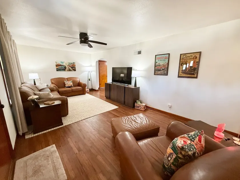 Route 66 Mother Road Retreat/Sleeps 6/Big Backyard - Image 1
