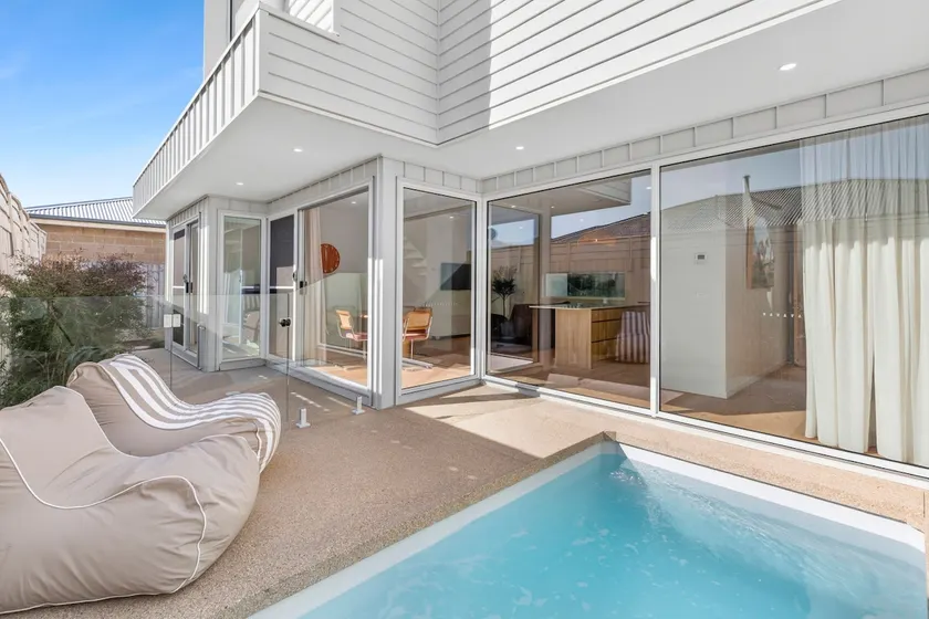 Avenue Pool House, 3 bedroom, Garage, Aircon, Pool - Image 1
