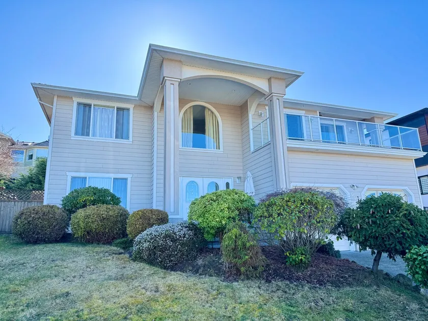 Panoramic Ocean View - 2BR Main Level, Nanaimo - Image 1