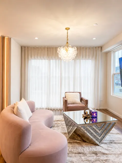 Designer Home, 3BR, Fast WiFi, Close to Naperville Downtown - Image 1