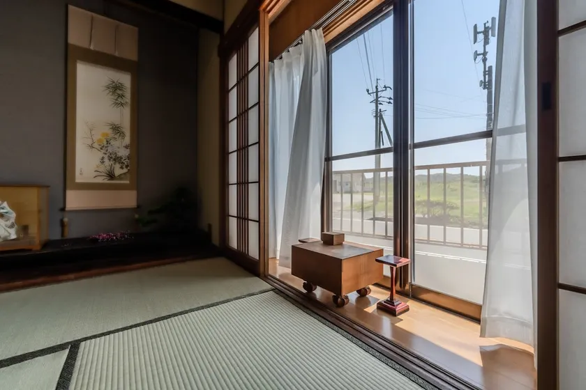 2 minutes walk to the sea Surrounded by rich nature Ancient house for rent You can see the beautiful sunset over the ocean. - Image 1