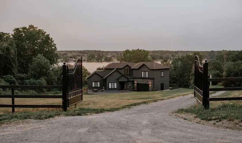 10-Acre BOQ/PEC Waterfront, 4BR, Gourmet Kitchen - Image 1