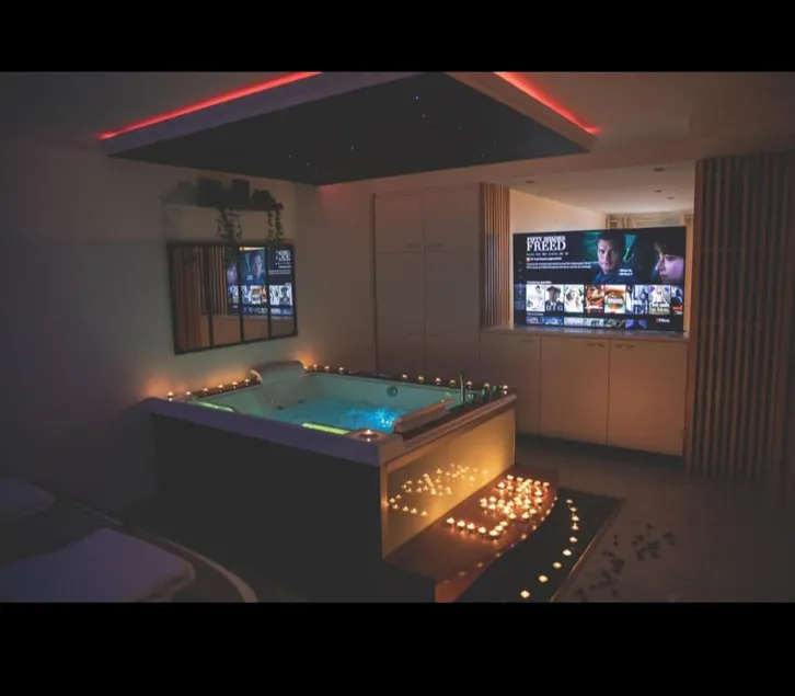 Suite with Jacuzzi & Steam Room Sauna at the volcano - Image 1