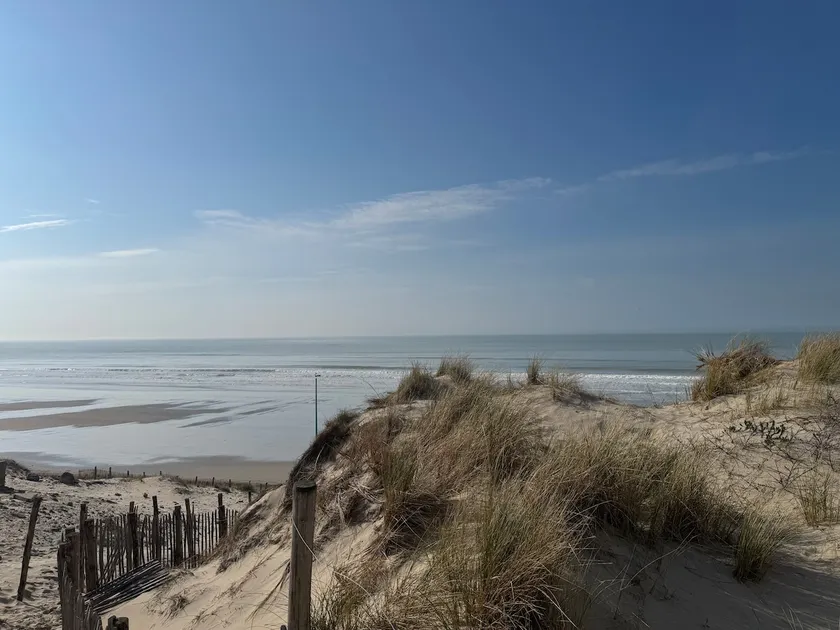 Beach 1 min away • Family home • Garden-Parking - Image 1