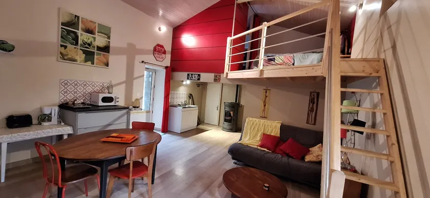 Studio, 30 m2, in the heart of the village - Image 1