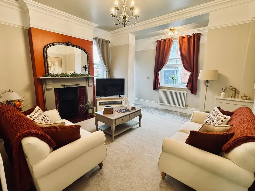 Moody House | 2-Bed Flat & Courtyard | Town Centre - Image 1