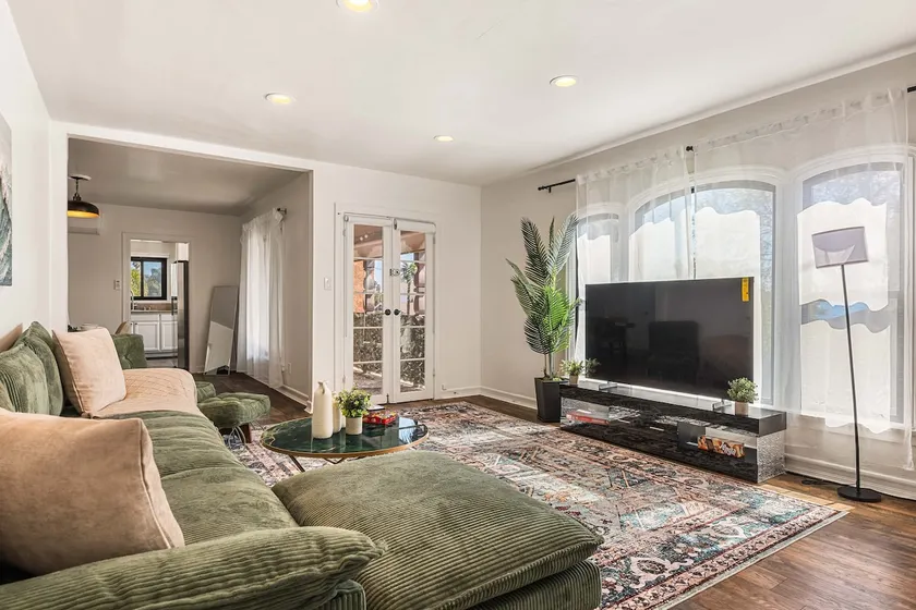 Modern 2BR w/ Free Parking • 10 Min to Beach & LGB - Image 1