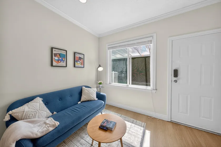 Bright Modern Suite | 10 mins to YVR | Parking - Image 1