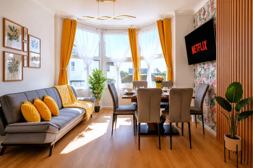 Stylish 3 Bedroom Sea View Apartment -Free Parking- Sleeps 9 - Image 1