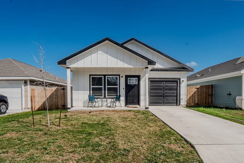 Modern Comfort in Seguin-3 bed/2bath - Image 1