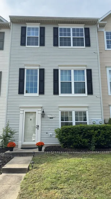 Modern 3-Story Townhouse Comfort meets convenience - Image 1