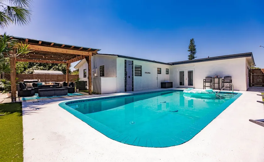 5BR Pool Oasis Near Beach, Hard Rock & Airport - Image 1