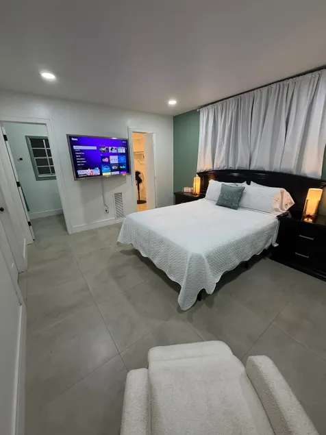 Luxury Oasis in Prime Location Close to Everything - Image 1