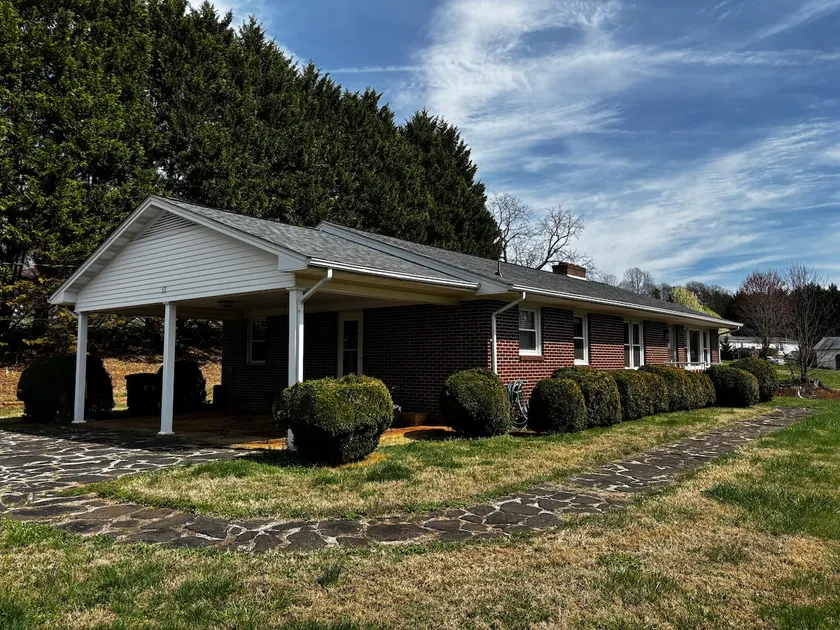 Warm & cozy brick ranch with KING, QUEEN & Twin XL - Image 1