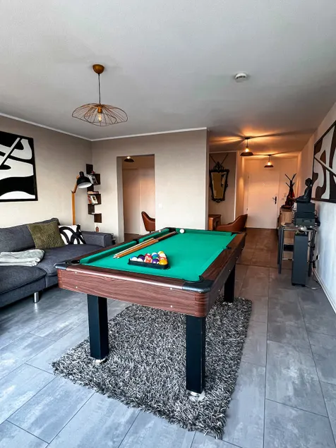 Bright designer apartment with pool table & 2 balconies - Image 1