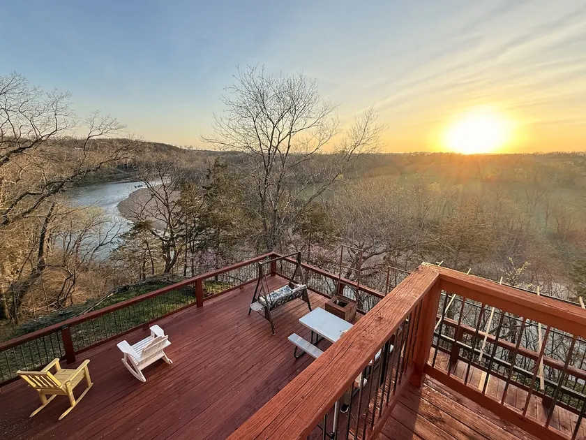 Riverfront house with spectacular views - Image 1
