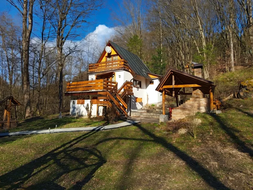 Forest cabin with treehouse + Fire pit • Ružín - Image 1