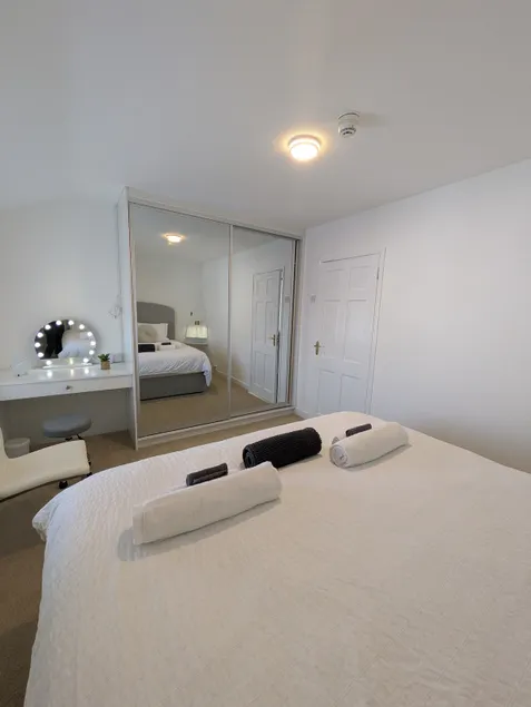 #3 Stylish Apt | Super King + Workspace + Vanity - Image 1