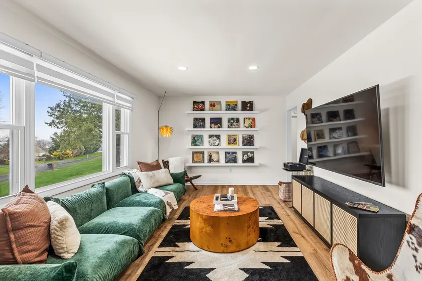 CasaChic Lancaster | Designer Farmhouse | Sleeps 6 - Image 1