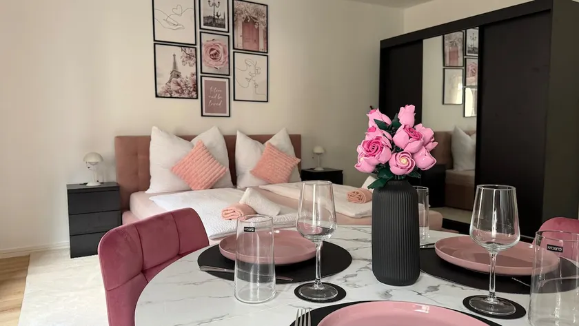Boutique studio at the harbor ”Pretty In Pink” - Image 1