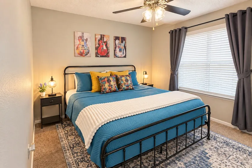 Vinyl Vibes • King Bed • Near DT • ACL - Image 1