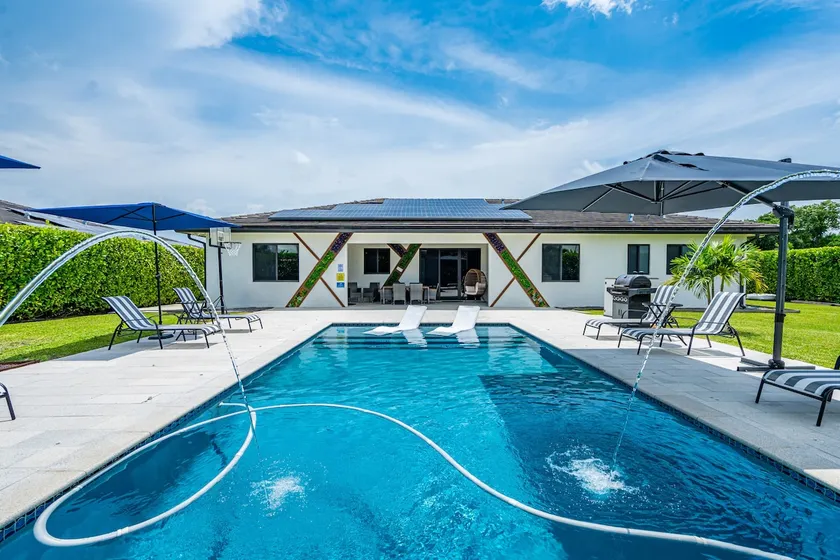 The Luxe Retreat – Heated Pool - Image 1