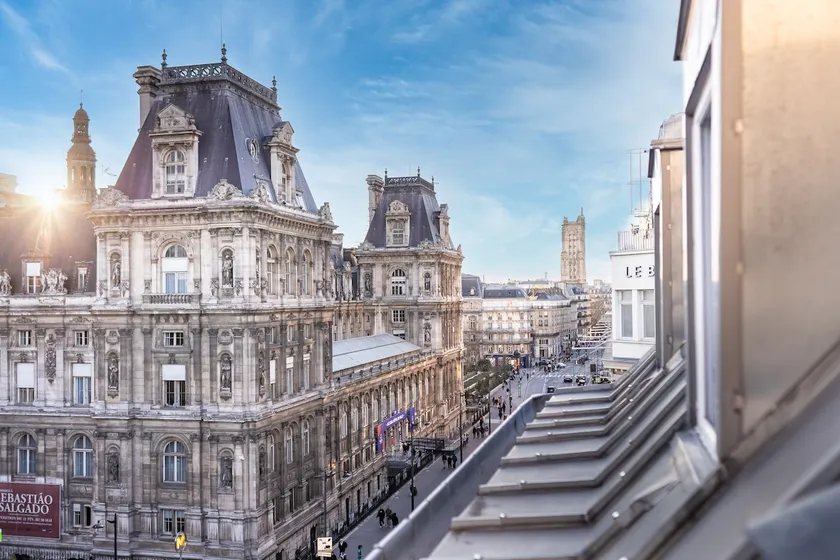 Breathtaking view of the Hôtel de Ville・Marais・Facing BHV - Image 1