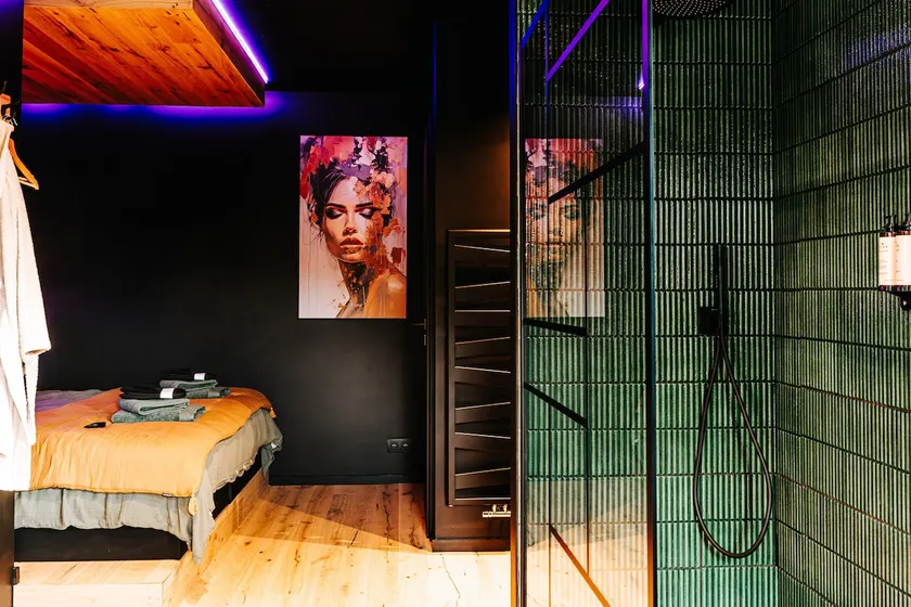 The Secret Passage - Wellness Suite with Jacuzzi - Image 1