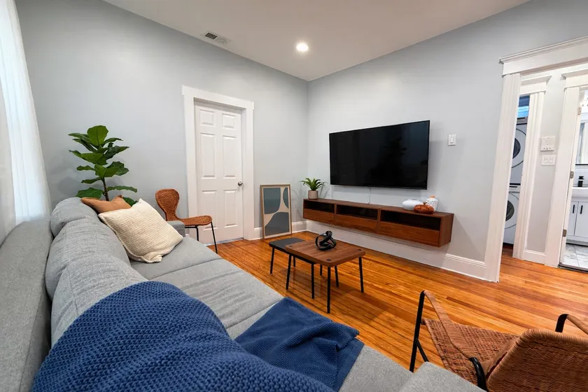 Central Apt mins from NY| King Bed| W&D| Backyard| - Image 1