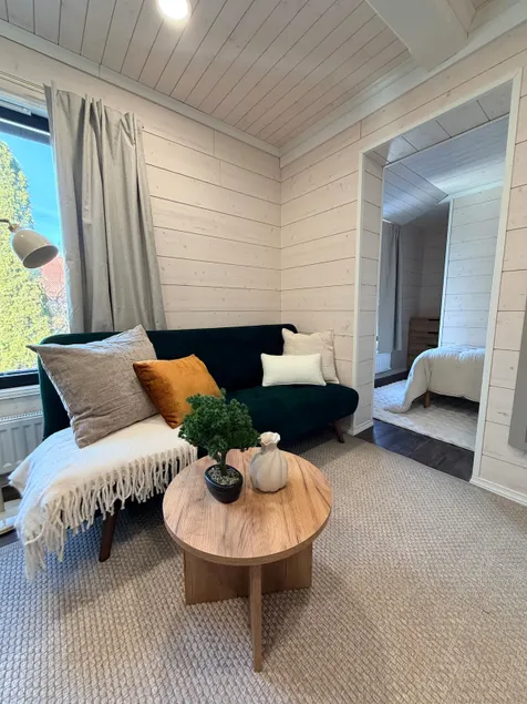 Peaceful log studio near airport & city + sauna! - Image 1