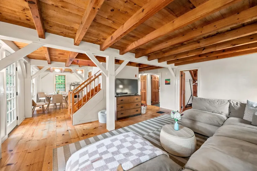 1 min walk to private dog-friendly beach! - Image 1