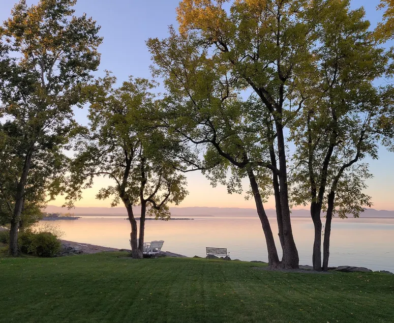 Lakeside house with beach - Image 1