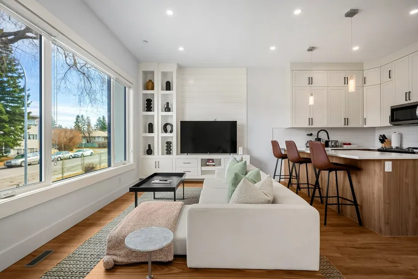 Bright Stylish 3BR | AC | Sleeps 5 | 13 mins to DT - Image 1