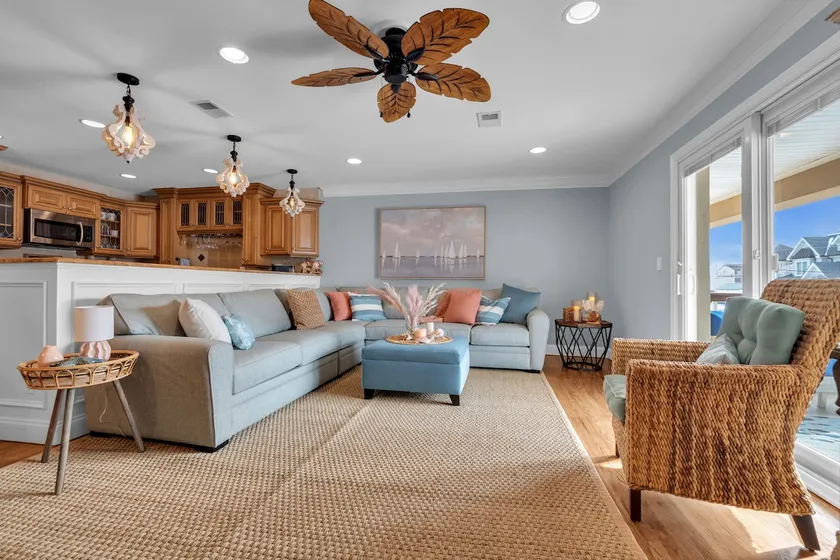 The Blue Lagoon-2 Bed, 2 Bath condo steps to beach - Image 1