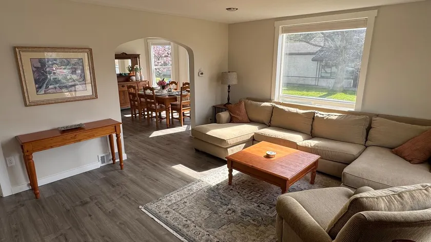 Spacious downtown oasis, free parking & laundry - Image 1