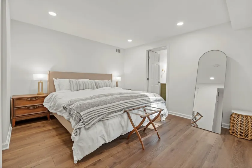 King Bed | Private Entrance | EV Charger | Patio - Image 1